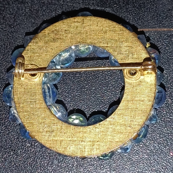 Beautiful vintage Aurora Borealis baby blue crystal wreath brooch - Picture 3 of 8